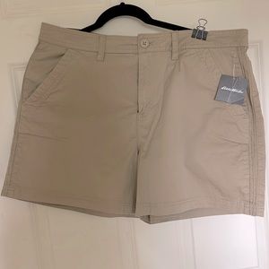 NWT Women’s Eddie Bauer light khaki shorts size 16 (slightly curvy)